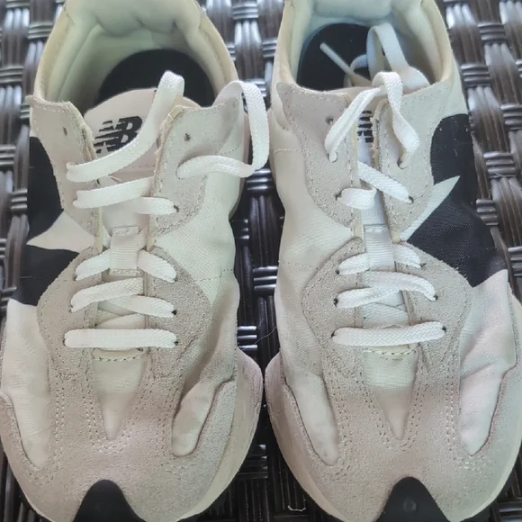 Women's s Black and White New Balance 327 - Picture 2 of 7